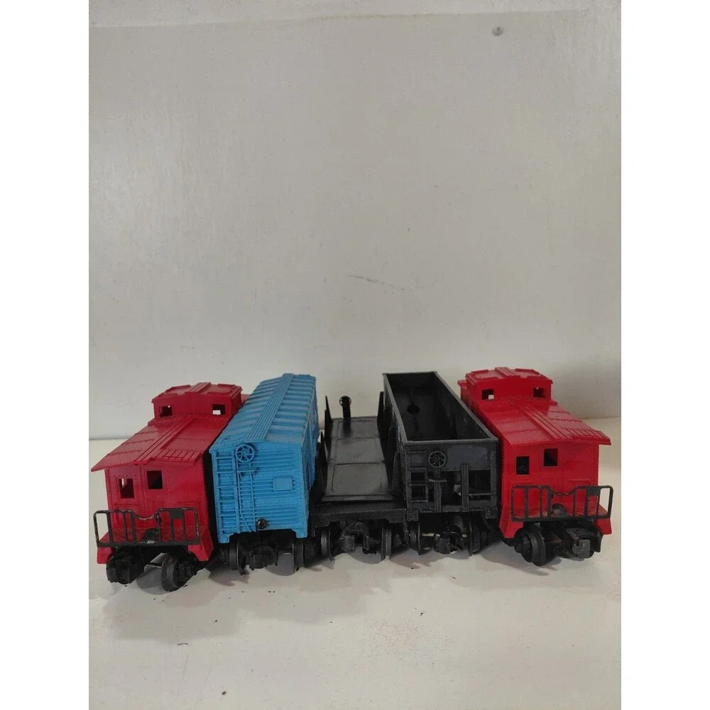 5 Lionel O Gauge Model Railroad Freight Cars (Hopper Cabooses Boxcar Lumber Car)